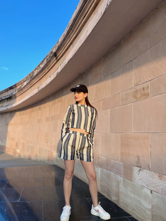 Monochrome Back Buttoned Set